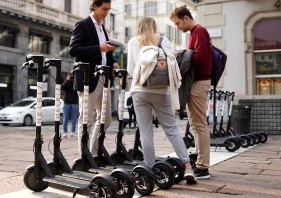 Milano. Bird, Helbiz e Circ vanno troppo veloci, il Comune li blocca