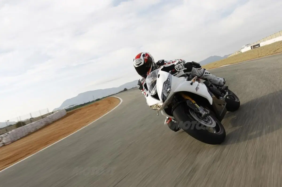 Triumph Daytona 675 2013    (8)