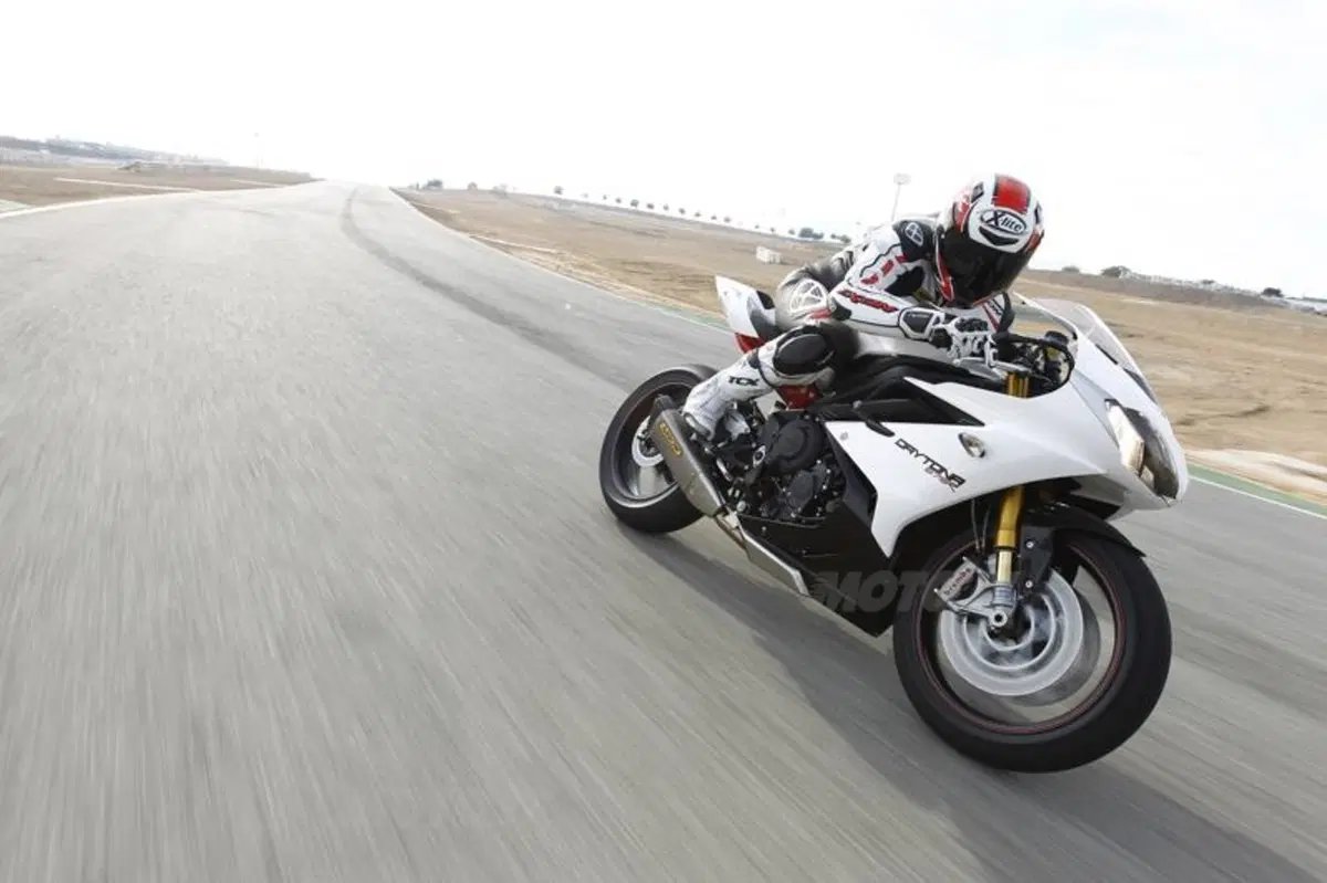 Triumph Daytona 675 2013    (11)