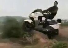 Scooter cross: il salto del maxiscooterista che si credeva Tim Gajser [VIDEO VIRALE]