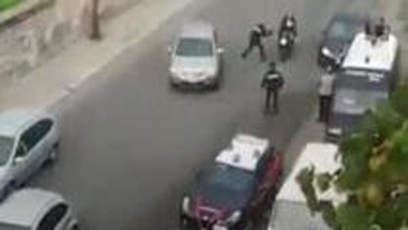 Trovano i carabinieri dietro la curva, ma il conducente apre il gas e fugge con il passeggero [VIDEO]