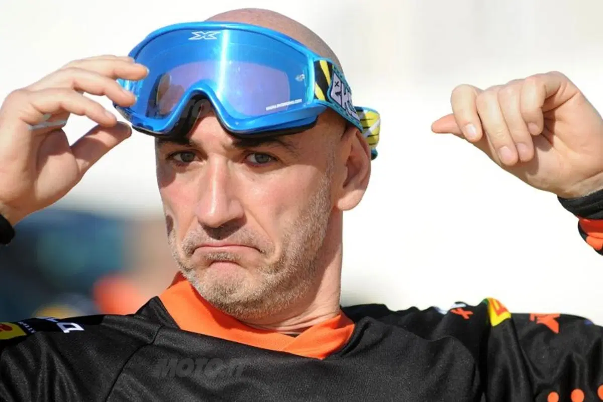 Sergio Sgrilli: “Mi sono messo il casco e l’ho portato per quattro mesi, abbandonando tutto e tutti”