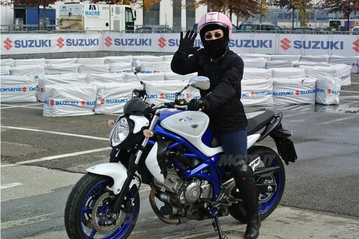Donneinsella e Suzuki mettono in moto le ragazze (2)