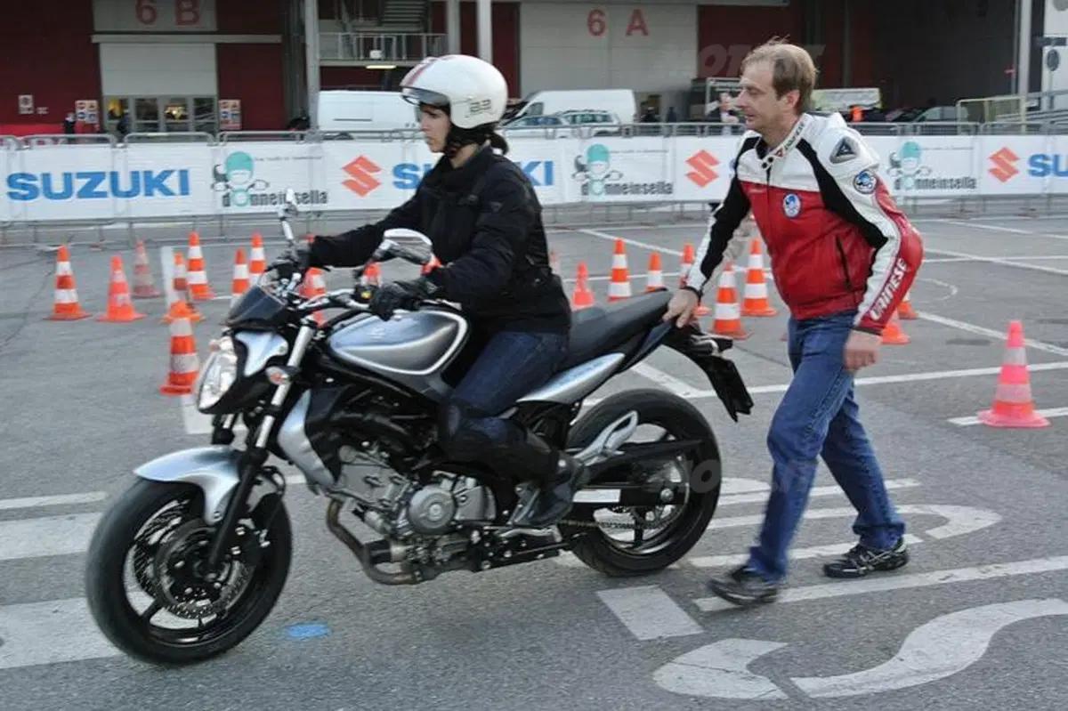 Donneinsella e Suzuki mettono in moto le ragazze (3)