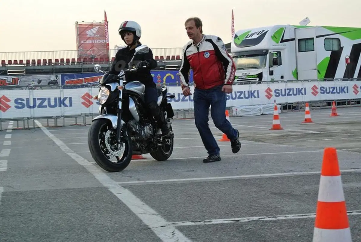 Donneinsella e Suzuki mettono in moto le ragazze (5)