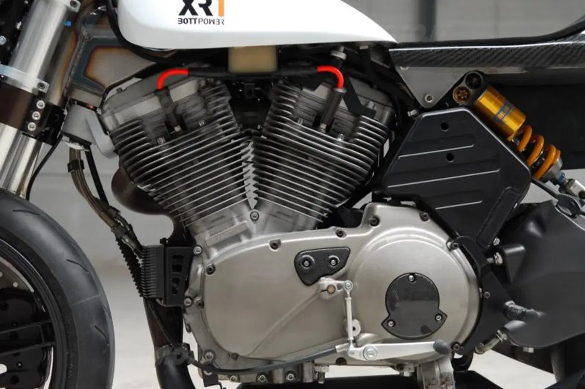 Bottpower XR-1, una street tracker su base Buell (2)