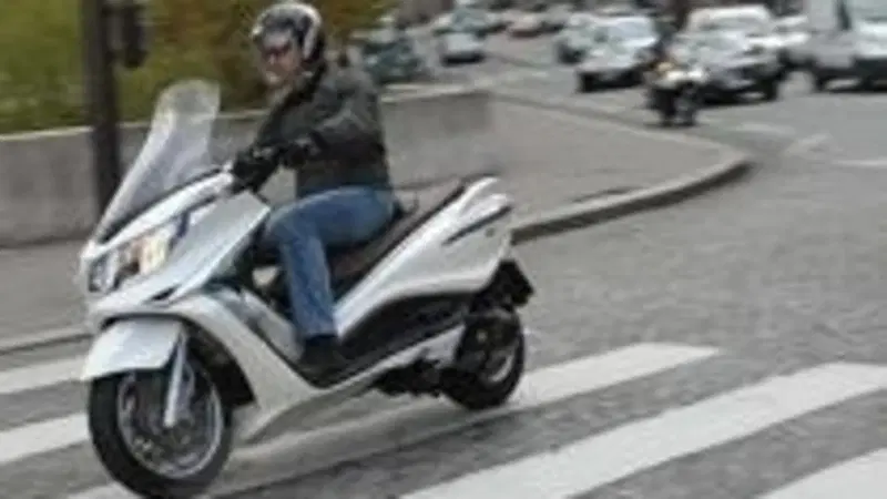 Il Comune di Milano risponde: "Le strisce pedonali fanno cadere i motociclisti? Colpa dello smog"