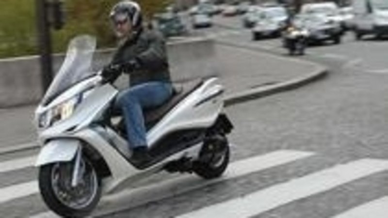 Il Comune di Milano risponde: &quot;Le strisce pedonali fanno cadere i motociclisti? Colpa dello smog&quot;