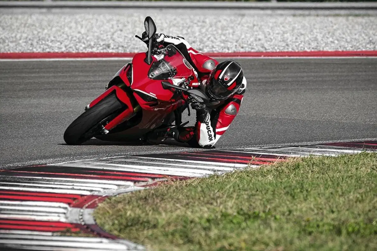 Ducati SuperSport 950 e 950 S 2021: dati e foto