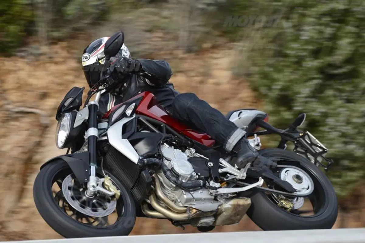 MV Agusta Brutale 800 vs Kawasaki Z800 (2)