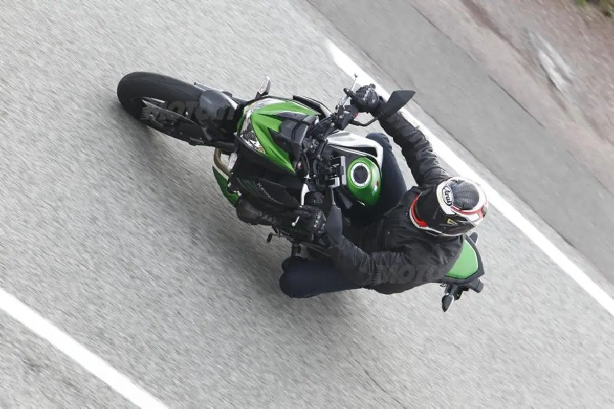 MV Agusta Brutale 800 vs Kawasaki Z800 (6)