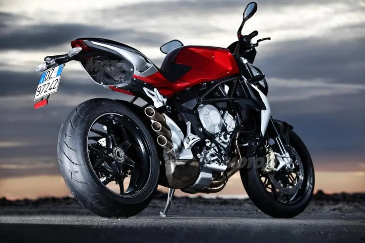 MV Agusta Brutale 800 vs Kawasaki Z800 (12)