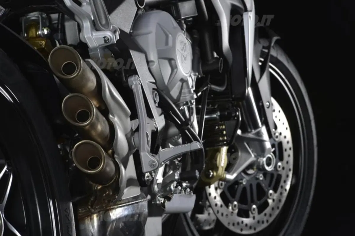 MV Agusta Brutale 800 vs Kawasaki Z800 (14)