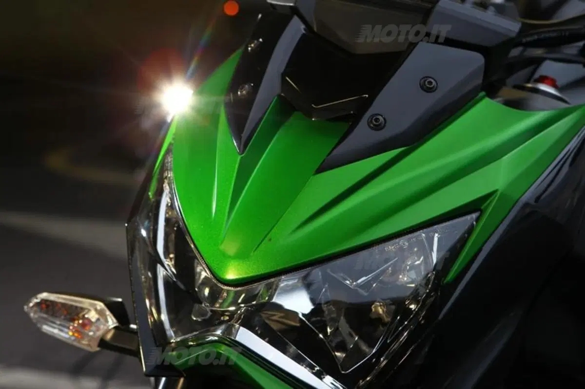 MV Agusta Brutale 800 vs Kawasaki Z800 (20)