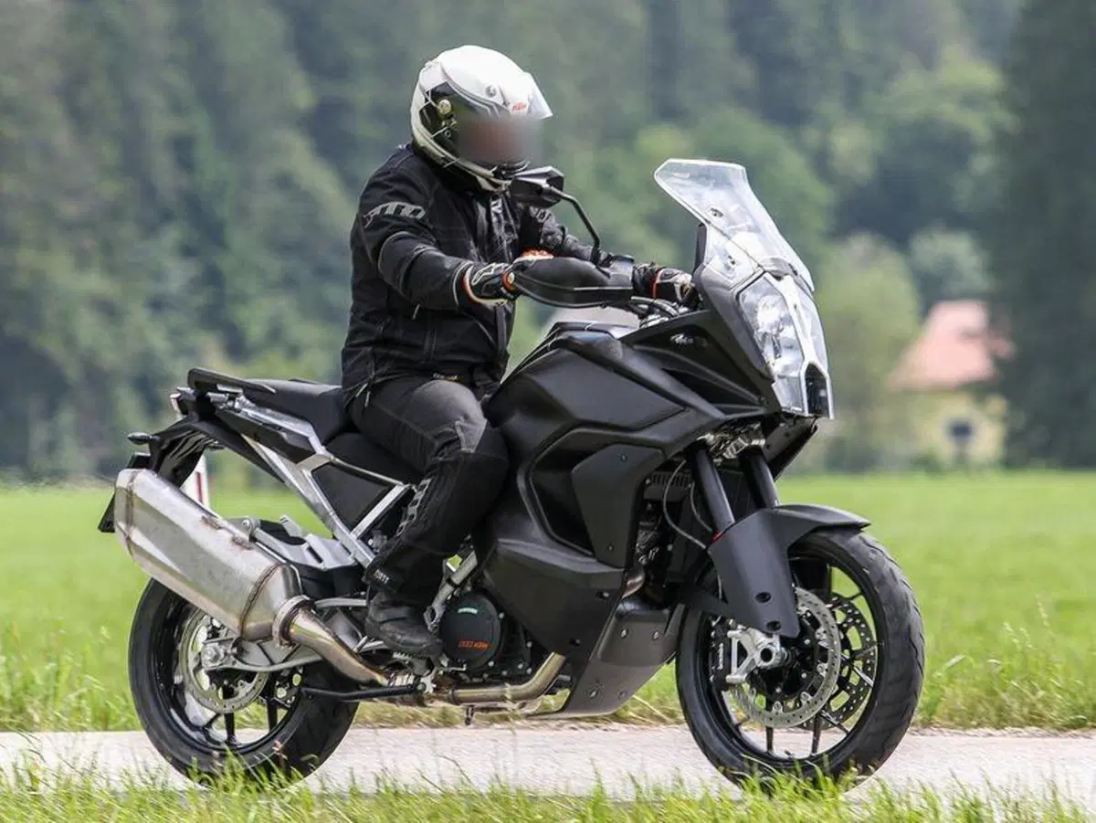 KTM 1290 Super Adventure S e R 2021: serbatoio basso confermato dal brevetto (7)