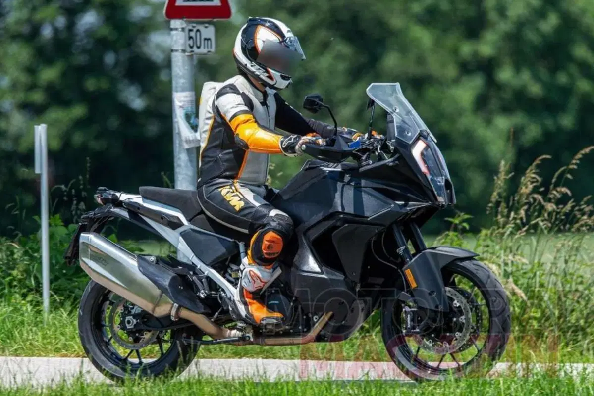 KTM 1290 Super Adventure S e R 2021: serbatoio basso confermato dal brevetto (4)