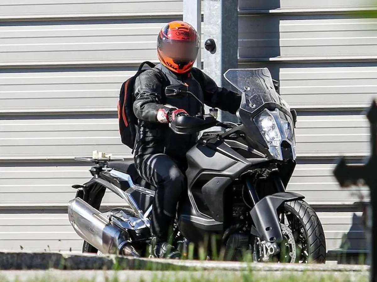 KTM 1290 Super Adventure S e R 2021: serbatoio basso confermato dal brevetto (5)