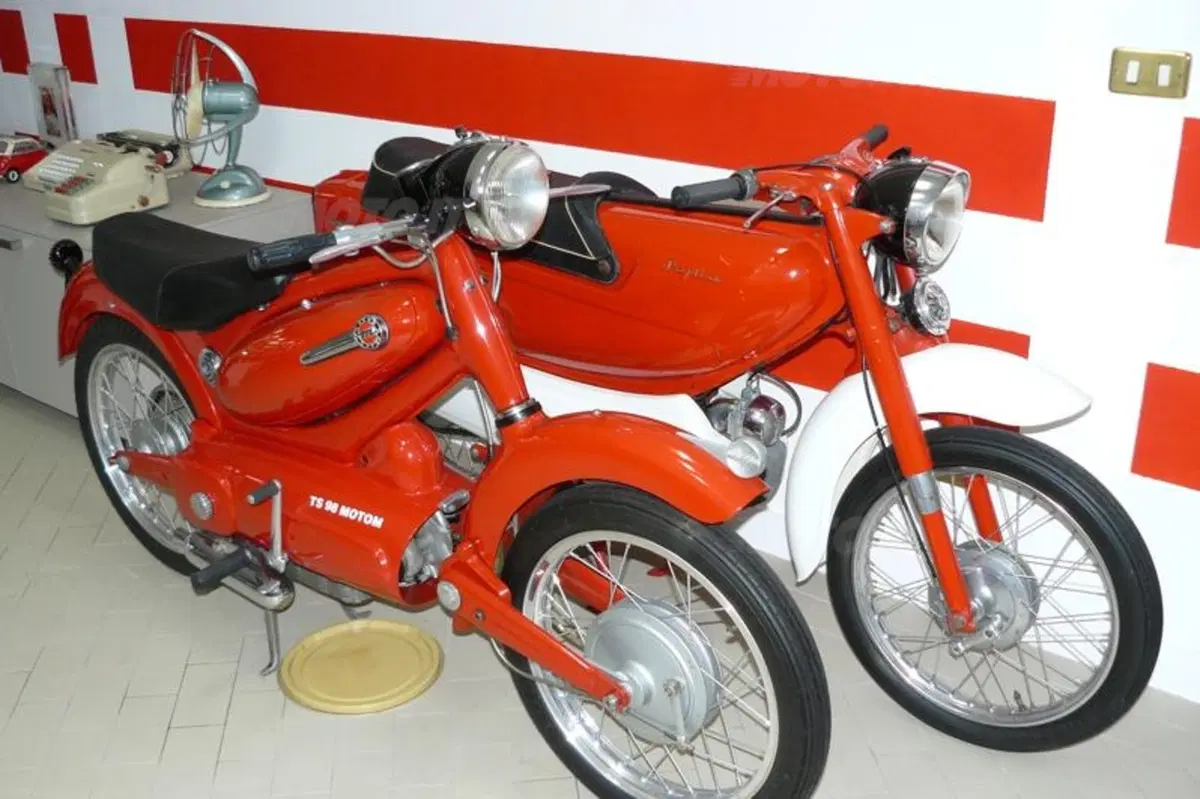 Massimo Clarke: "Le moto carrozzate degli anni Cinquanta" (2)