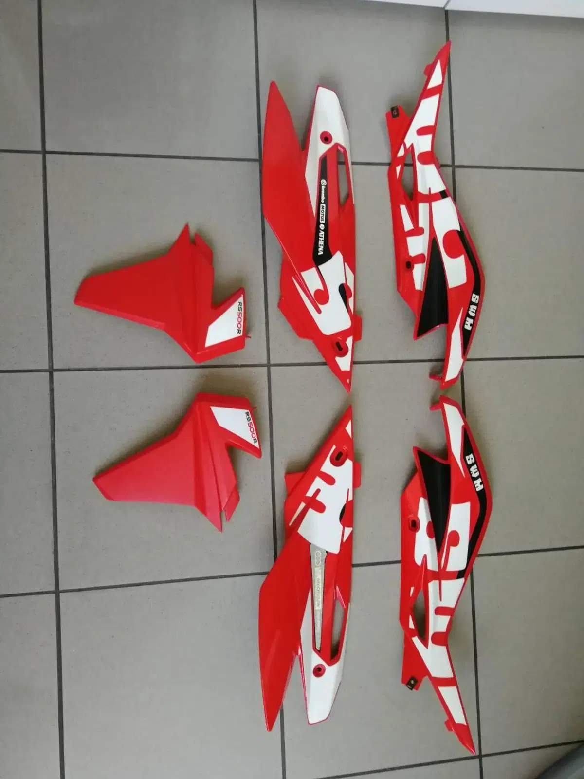 KIT PLASTICHE, PARAFANGO POST E SELLA SWM RS 500 R (4)