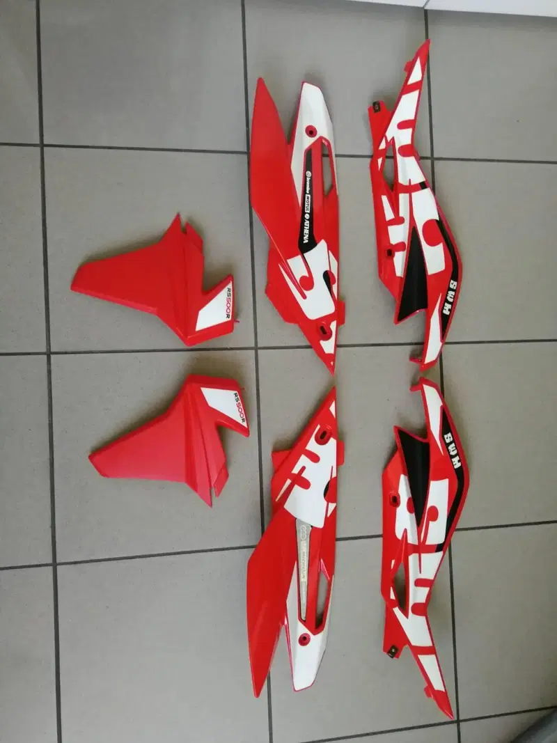 KIT PLASTICHE, PARAFANGO POST E SELLA SWM RS 500 R (4)