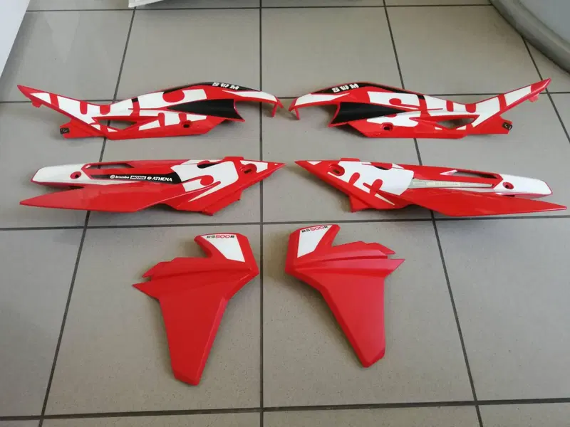 KIT PLASTICHE, PARAFANGO POST E SELLA SWM RS 500 R (5)