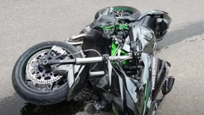 Lo "sparo" con la Kawasaki Ninja H2 finisce contro il rimorchio di un camion [VIDEO CHOC]