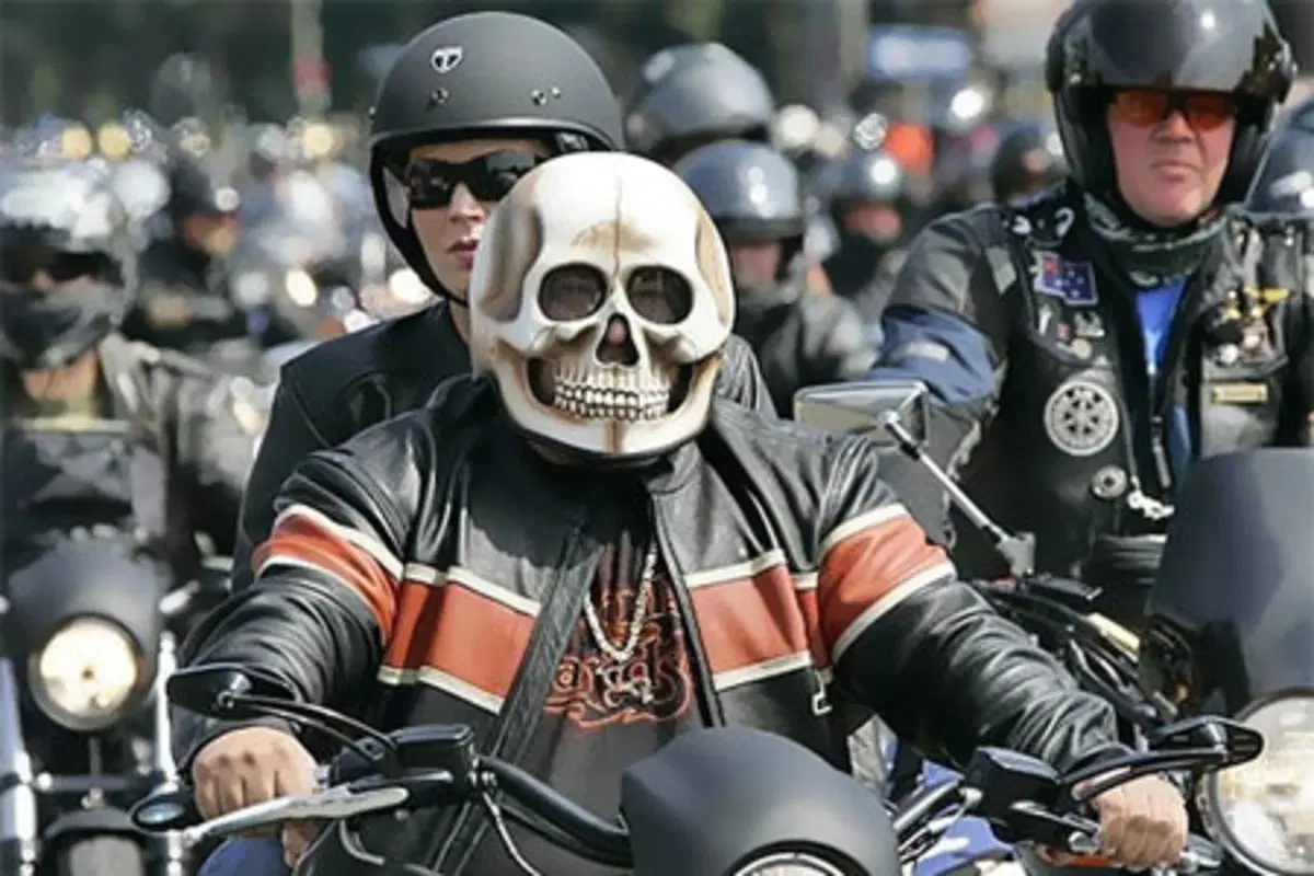 Casco in testa, ben allacciato!