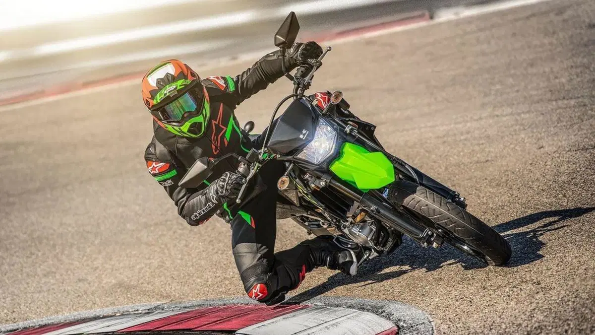 Kawasaki KLX300 e KLX300 SM m.y. 2021. Enduro stradale e supermotard (3)