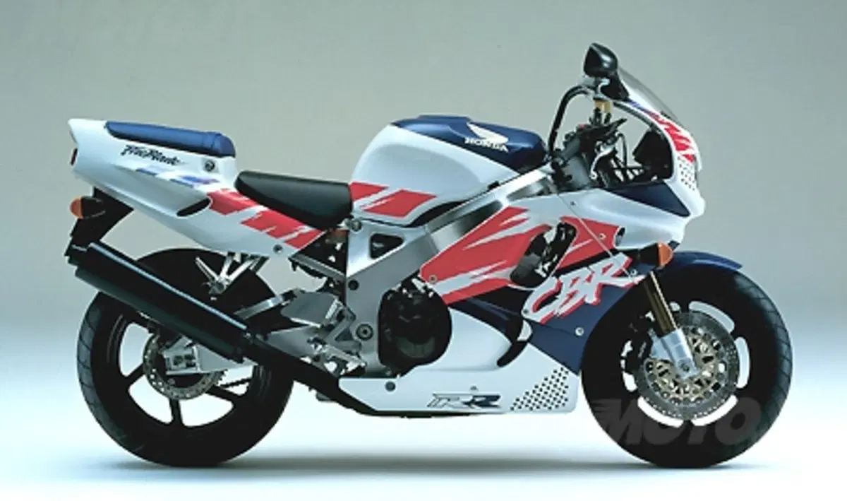 Le Strane di Moto.it: Honda CBR 900 RR (6)