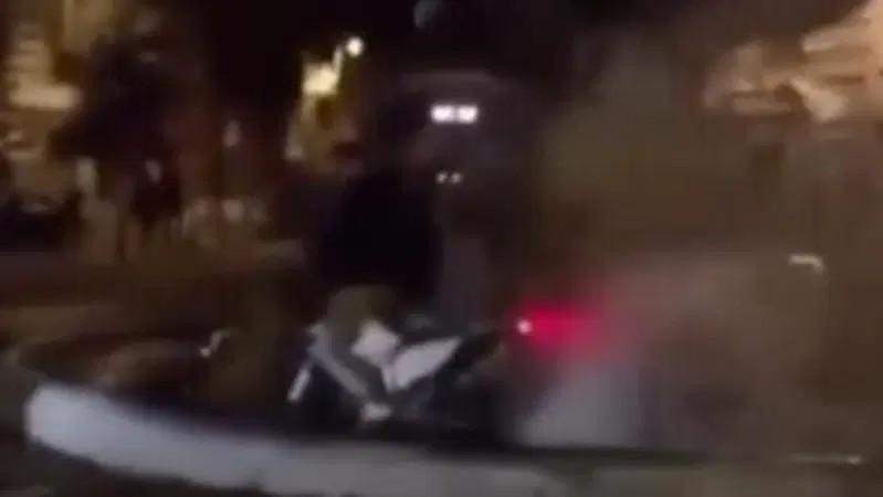 Col motardino nella Fontana delle Rane a Roma. Il sindaco Raggi: &ldquo;Un'offesa e uno schiaffo&rdquo;