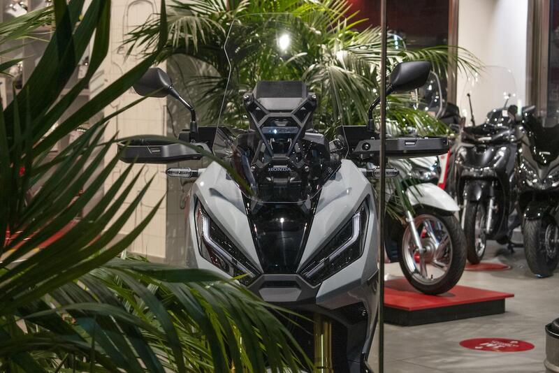 Il nuovo X-ADV presenta un frontale aggressivo, con doppio elemento a led e presa d&#039;aria frontale