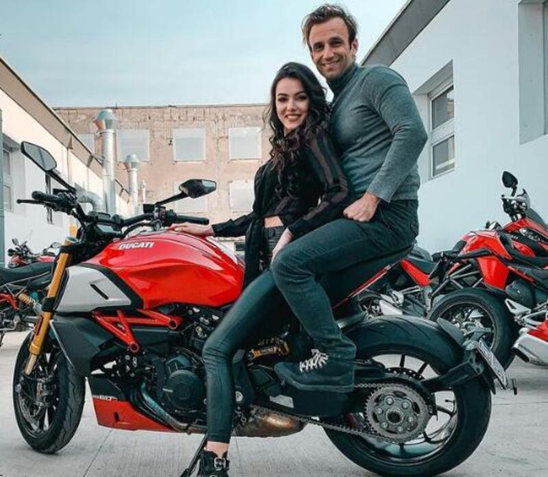 Johann  Zarco (e fidanzata) a Borgo Panigale per preparare la V4, ma perde la testa per la Diavel