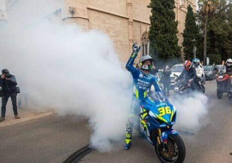 Festa per Joan Mir, il video della virgola nera sulle strade di Maiorca