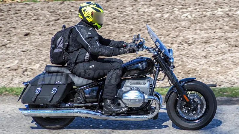 La R18 bagger colta nei test stradali di collaudo