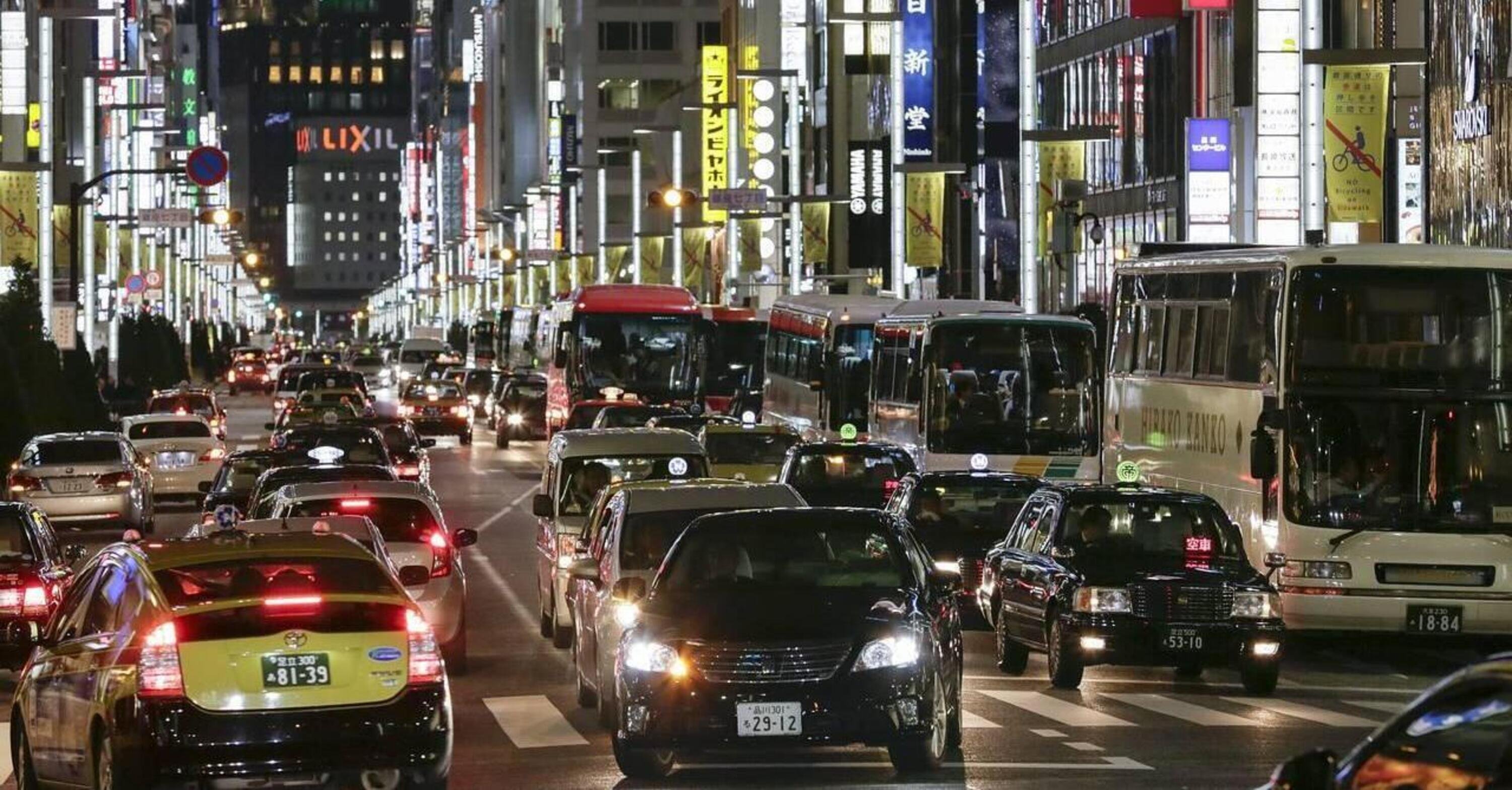 In Giappone stop alle auto a benzina dal 2035. E le moto?