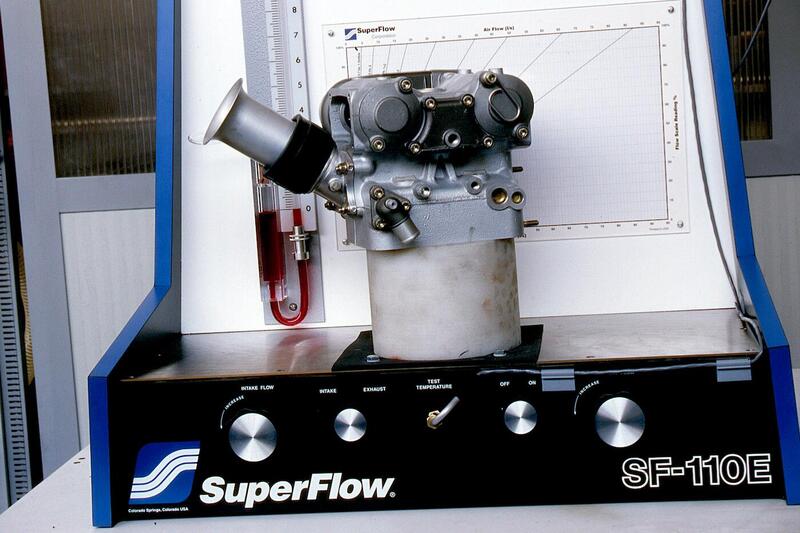 Per conoscere il coefficiente di efflusso del sistema condotto-valvola &egrave; essenziale l&rsquo;impiego del banco di flussaggio. Si noti la presenza della trombetta di aspirazione nella parte iniziale e quella di un tubo sul quale &egrave; montata la testa, che ha la funzione di simulare il cilindro