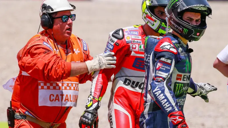 MotoGP 2016. Lorenzo: "Sbaglia e non chiede scusa. Iannone: "Era troppo lento"