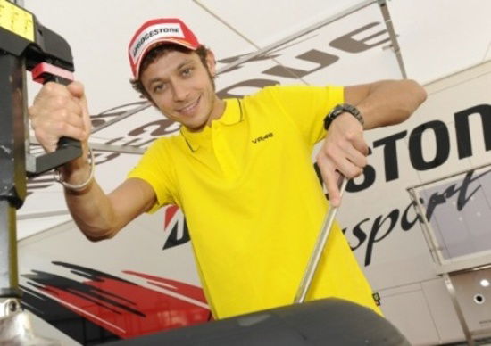 Bridgestone: vinci l'abbigliamento Battlax/VR46