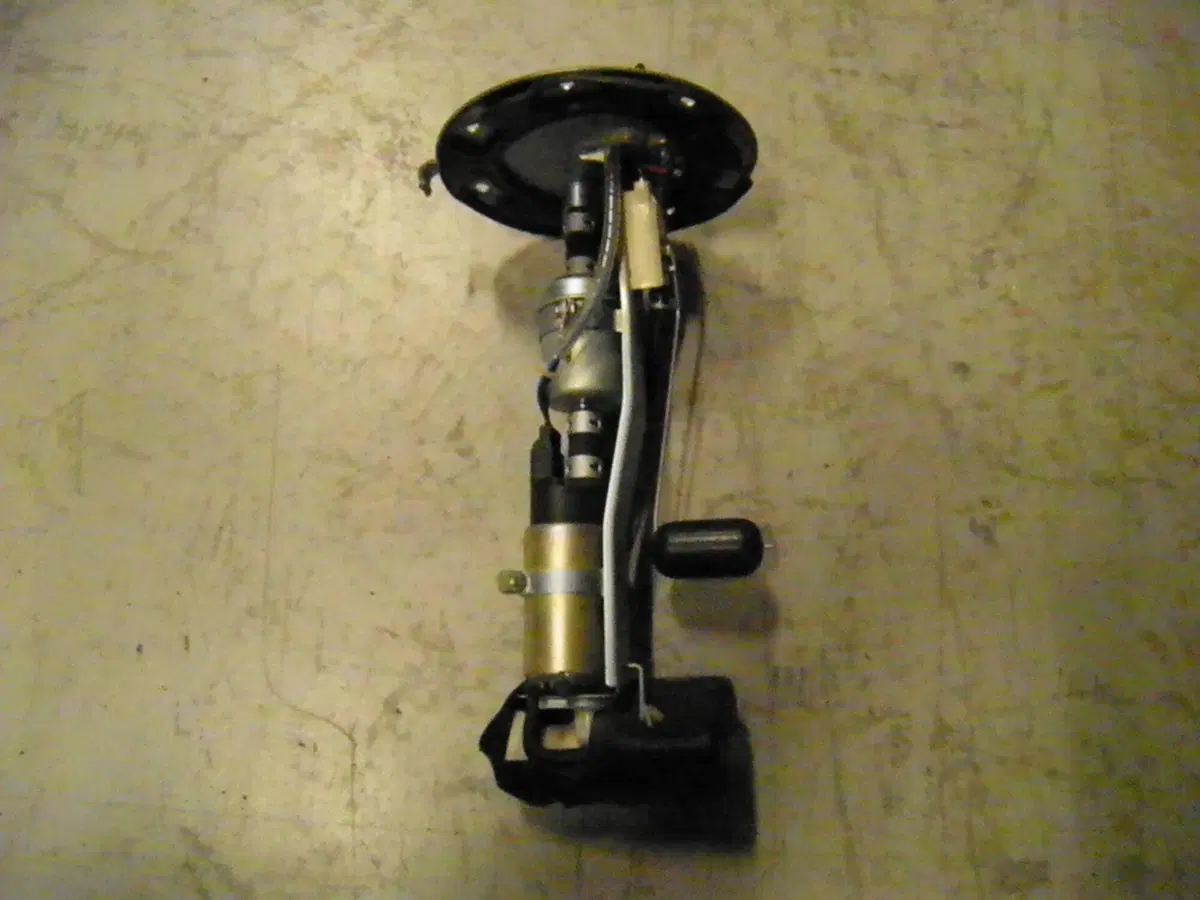 POMPA BENZINA USATA PER HONDA SW T 400 (2)