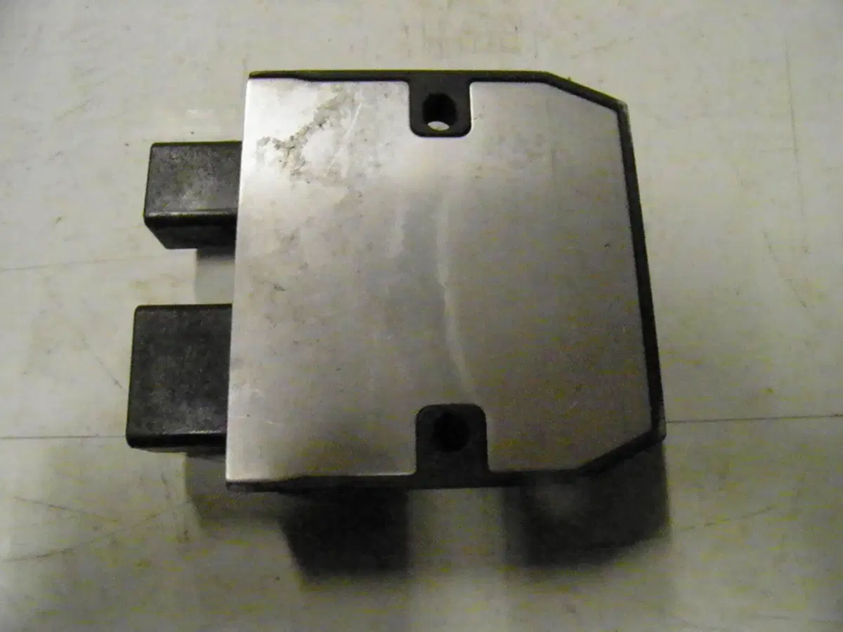 REGOLATORE DI TENSIONE USATO PER HONDA SW T 400 (2)