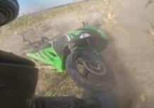 Moto crash: tenta il sorpasso con la Kawasaki Ninja 300, ma l’auto stava svoltando [VIDEO]