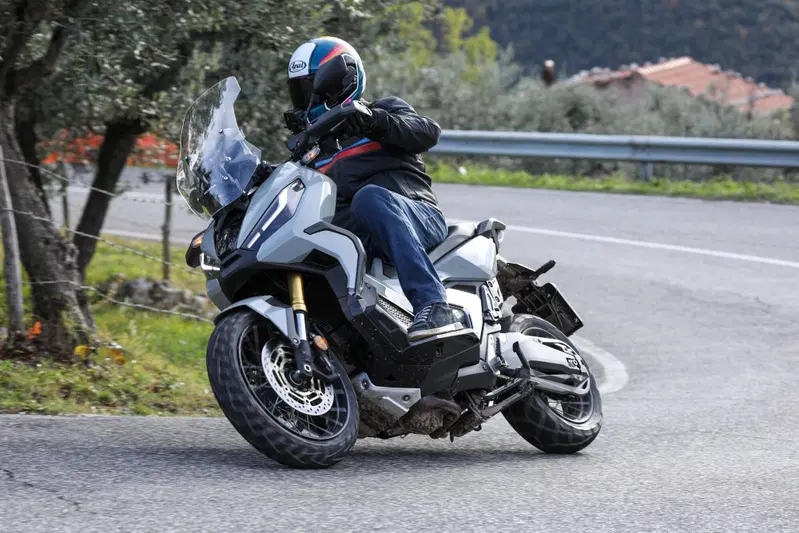 L'X-ADV &egrave; comodo in citt&agrave; grazie al cambio automatico e alla sella bassa