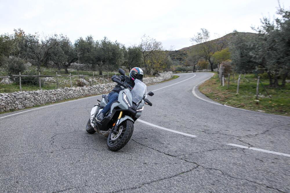 Ottimo il comportamento tra le curve grazie al cambio sportivo e alle sospensioni da moto