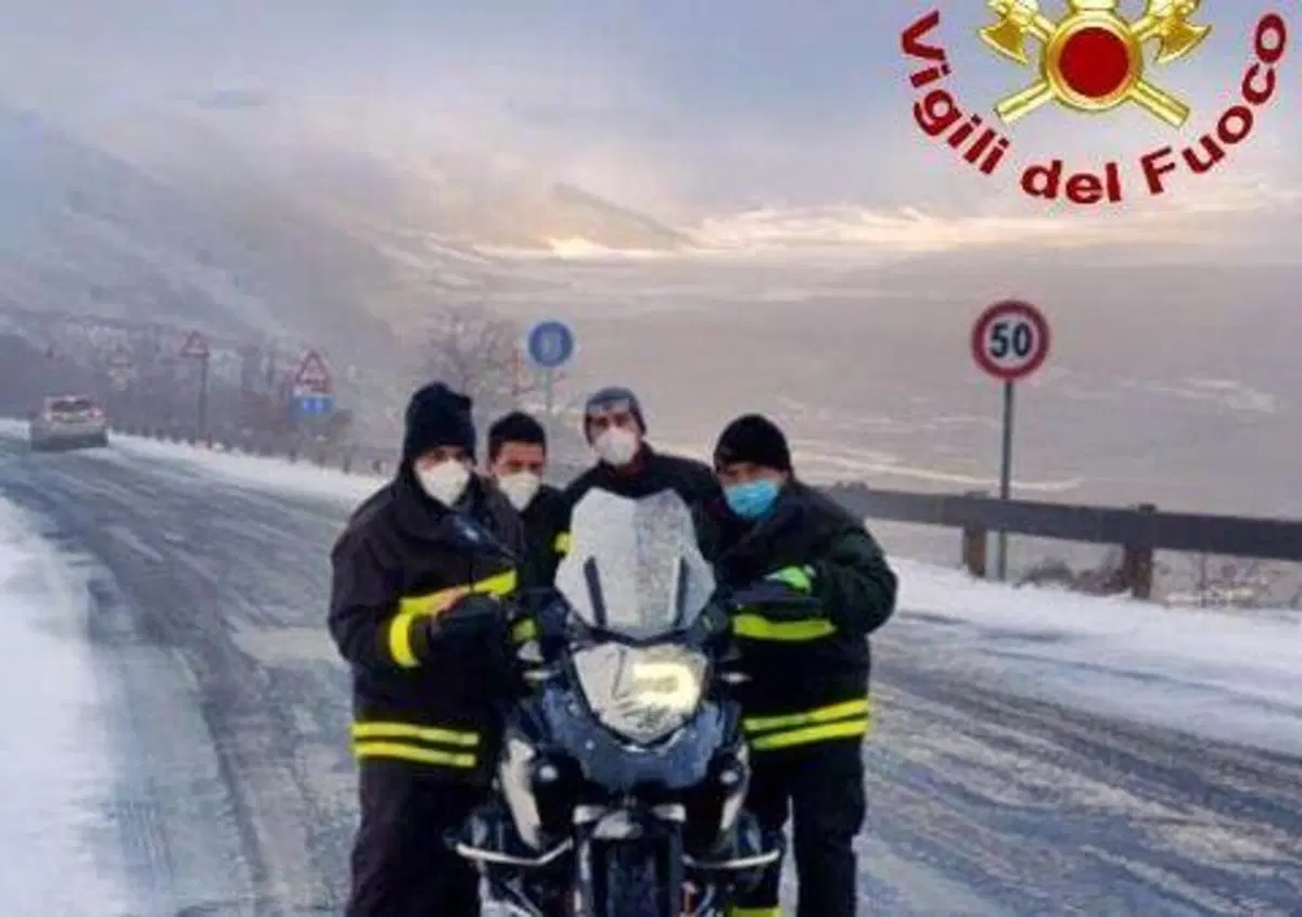 Sorpreso dalla neve sulla "strada del sisma": giessista costretto a chiamare i Vigili del Fuoco