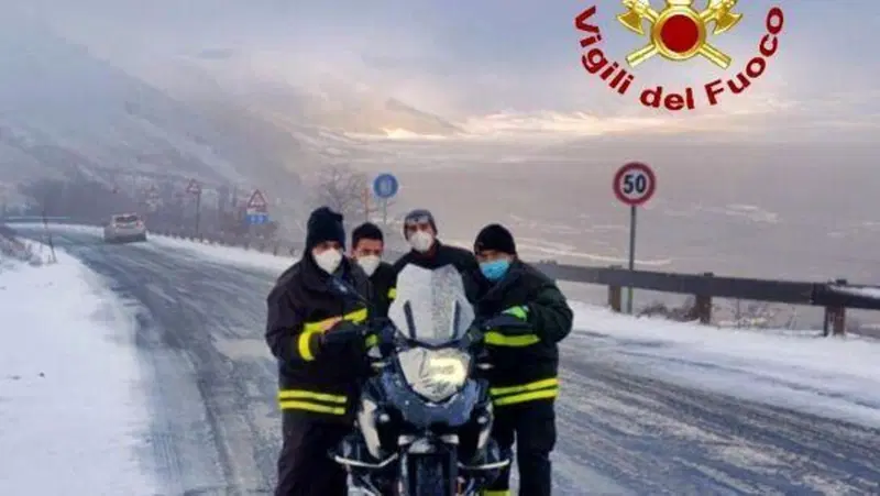 Sorpreso dalla neve sulla "strada del sisma": giessista costretto a chiamare i Vigili del Fuoco