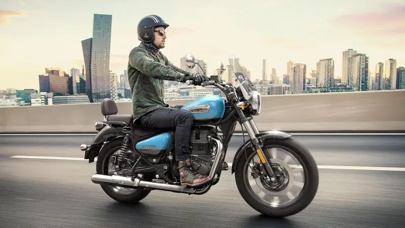 Royal Enfield Meteor 350: easy cruiser in tre versioni. Prezzi contenuti