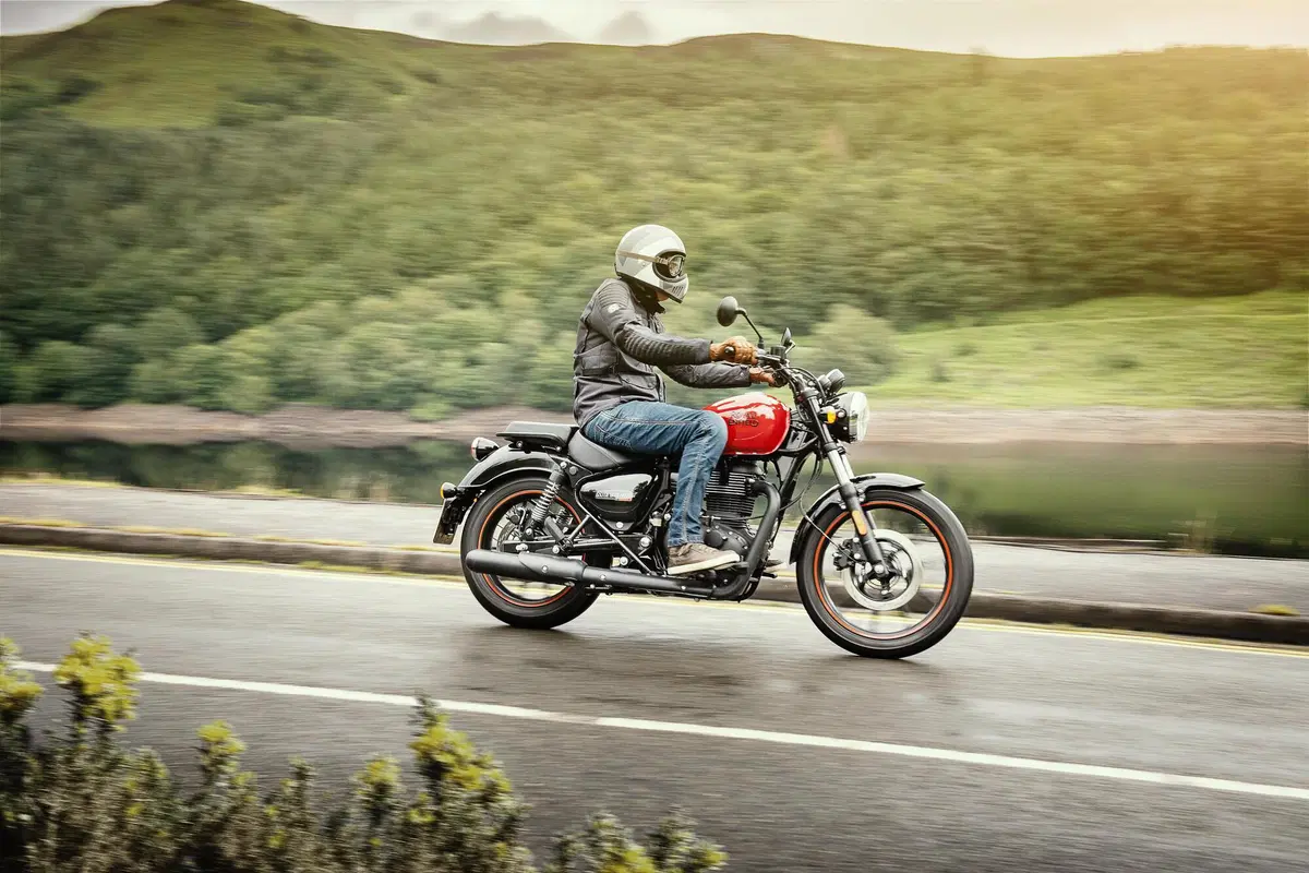 Royal Enfield Meteor 350: easy cruiser in tre versioni. Prezzi contenuti (6)