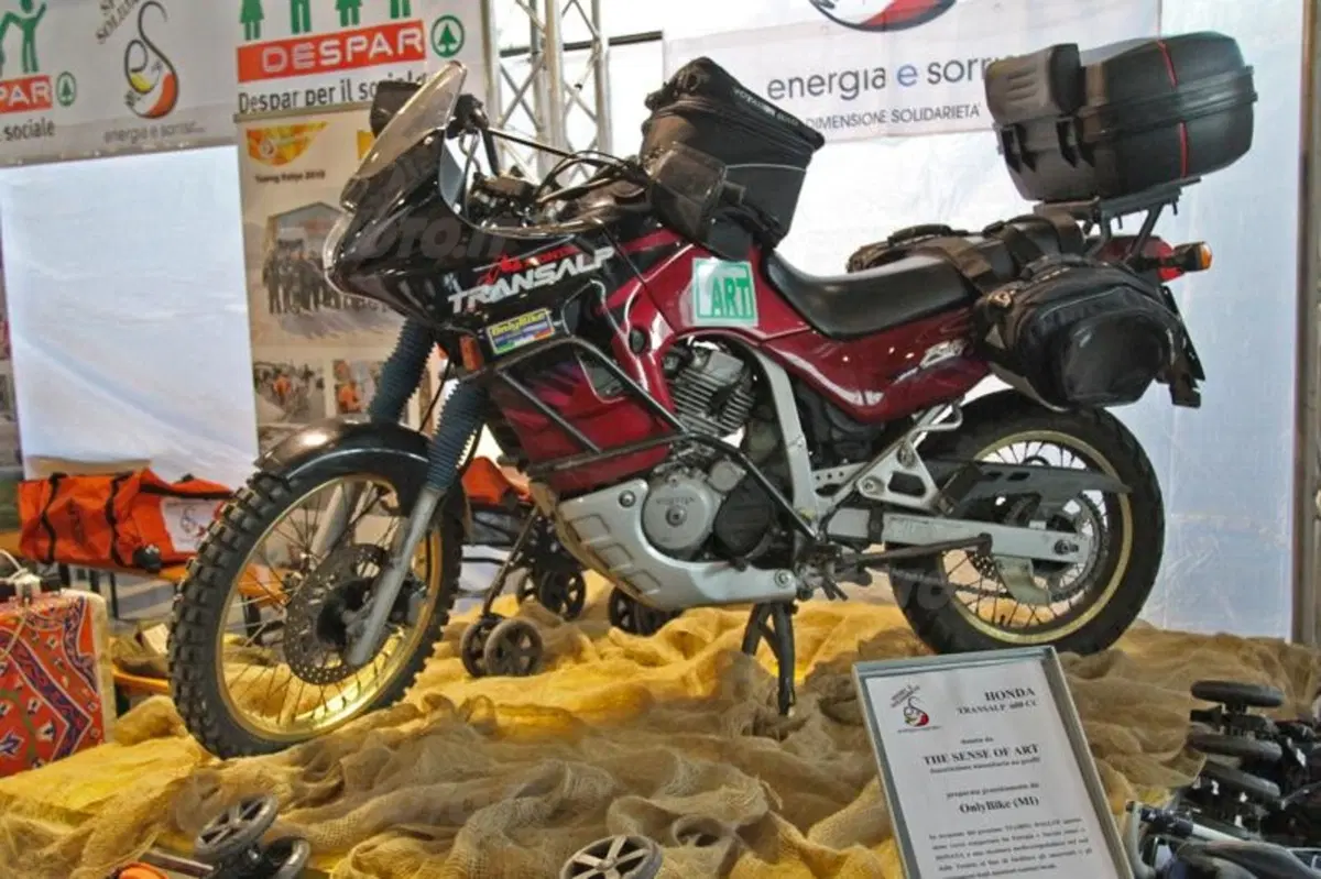 In mostra a Verona l'Honda Transalp donata ai medici della Tunisia (2)