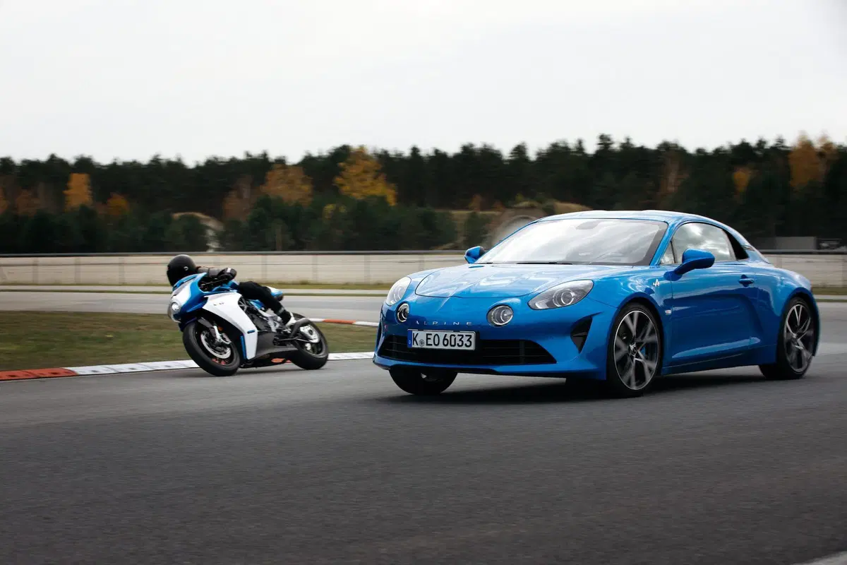 MV Agusta: Superveloce Alpine, serie limitata da 110 esemplari (5)