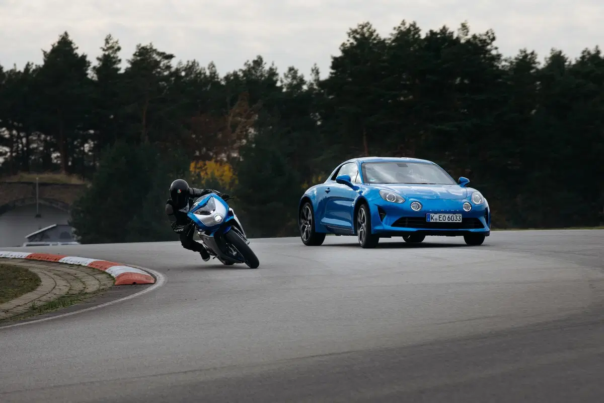 MV Agusta: Superveloce Alpine, serie limitata da 110 esemplari (6)